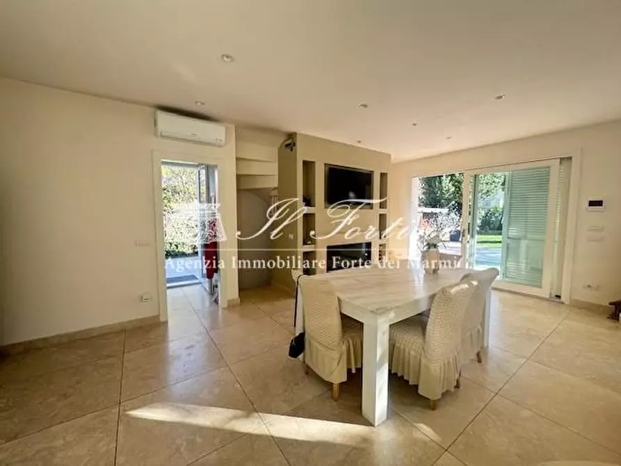 Immagine 7 di Villa in vendita  a Forte Dei Marmi