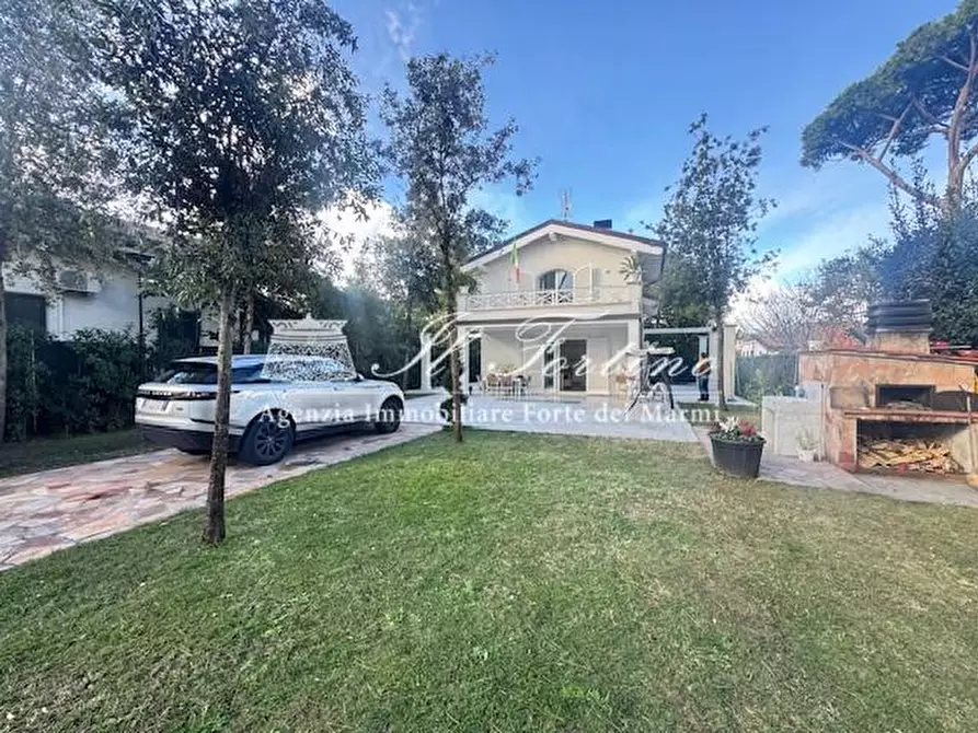 Immagine 4 di Villa in vendita  a Forte Dei Marmi