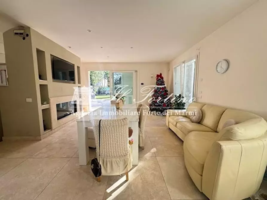 Immagine 9 di Villa in vendita  a Forte Dei Marmi