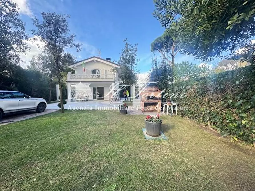 Immagine 1 di Villa in vendita  a Forte Dei Marmi