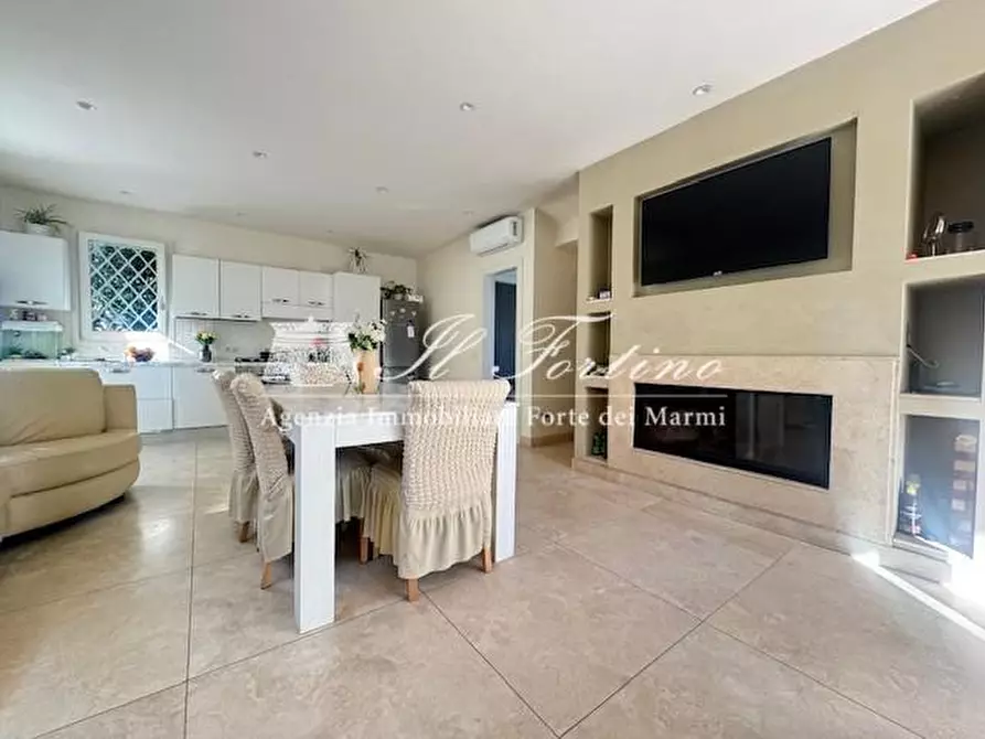 Immagine 6 di Villa in vendita  a Forte Dei Marmi