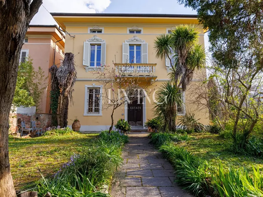 Immagine 2 di Villa in vendita  a Lucca