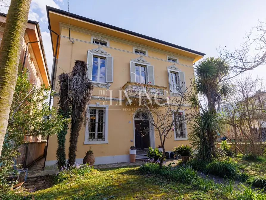 Immagine 1 di Villa in vendita  a Lucca