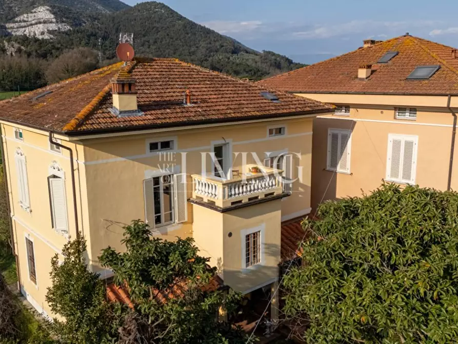 Immagine 4 di Villa in vendita  a Lucca
