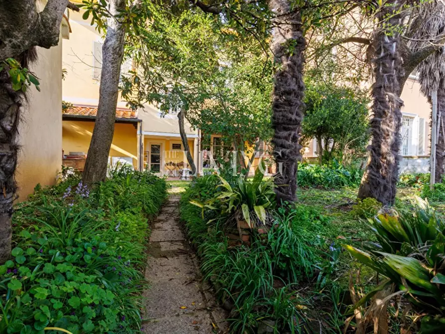 Immagine 38 di Villa in vendita  a Lucca