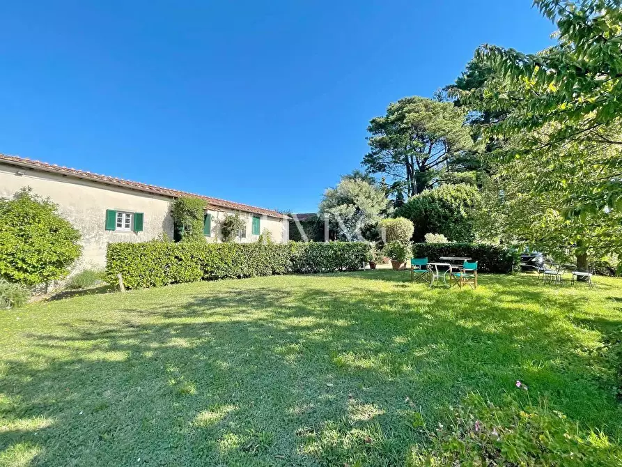 Immagine 2 di Casa colonica in vendita  a Lucca