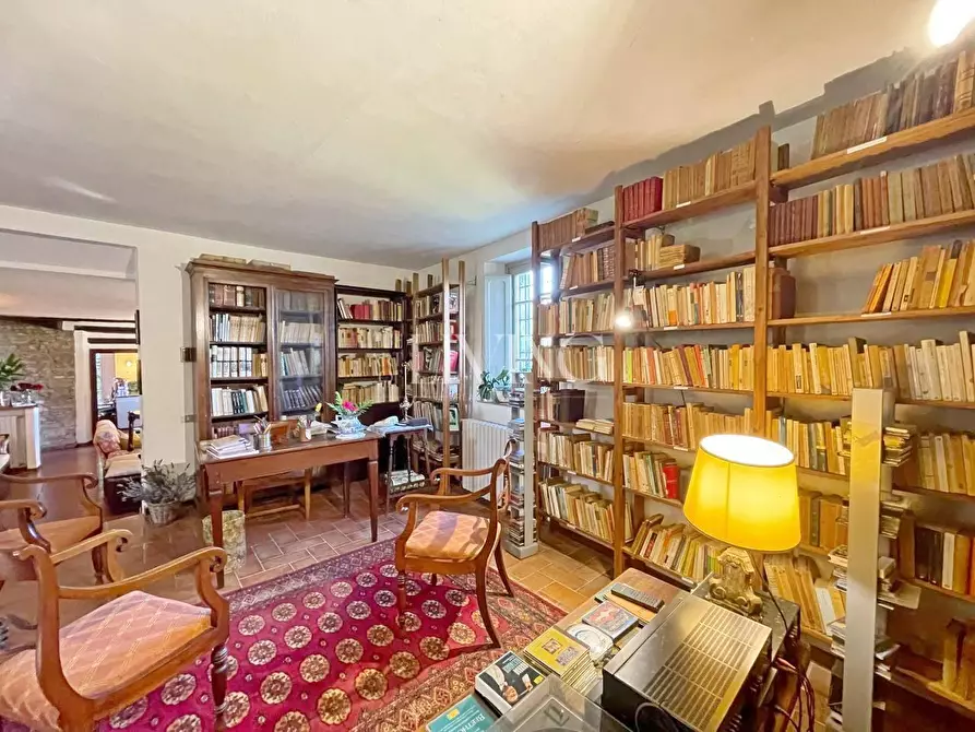 Immagine 9 di Casa colonica in vendita  a Lucca
