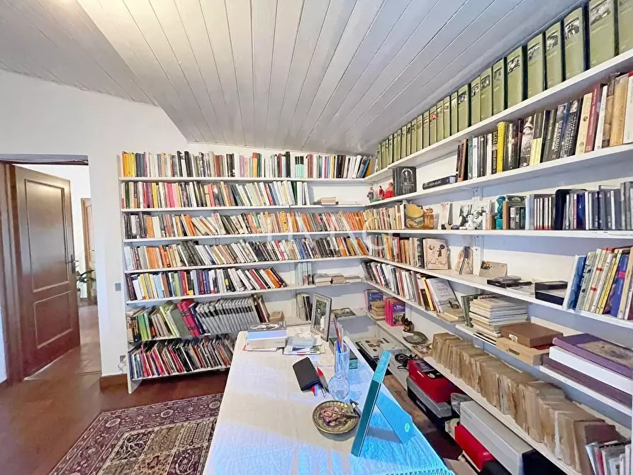 Immagine 32 di Casa colonica in vendita  a Lucca