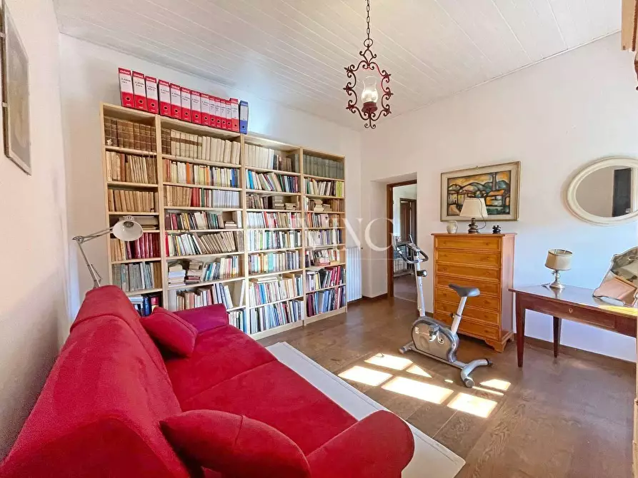 Immagine 21 di Casa colonica in vendita  a Lucca