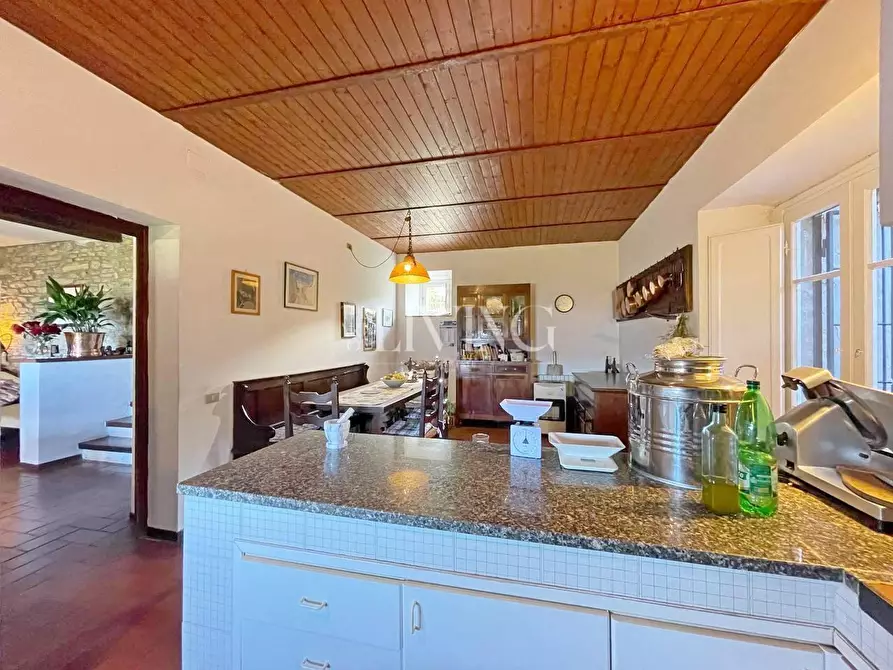 Immagine 10 di Casa colonica in vendita  a Lucca