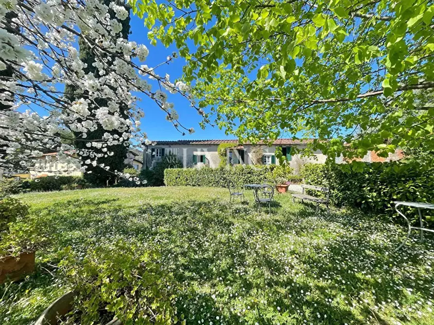 Immagine 1 di Casa colonica in vendita  a Lucca