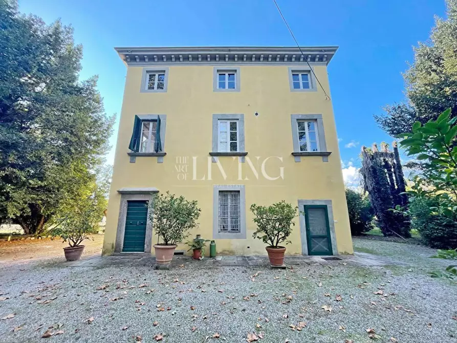 Immagine 38 di Villa in vendita  a Capannori