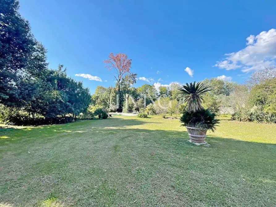 Immagine 35 di Villa in vendita  a Capannori