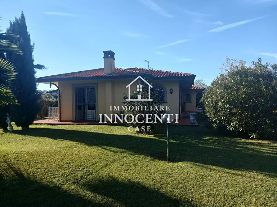 Immagine 4 di Villa in vendita  a Massa