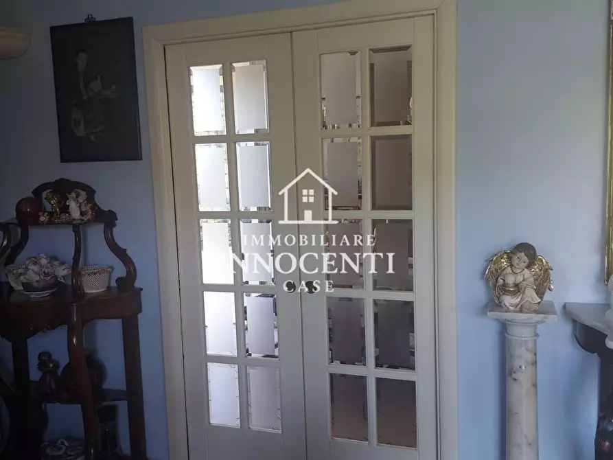 Immagine 17 di Villa in vendita  a Massa