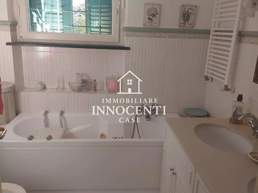 Immagine 15 di Villa in vendita  a Massa