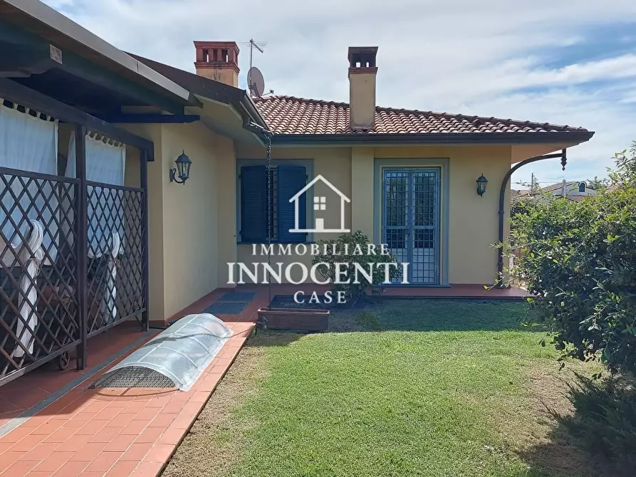 Immagine 12 di Villa in vendita  a Massa