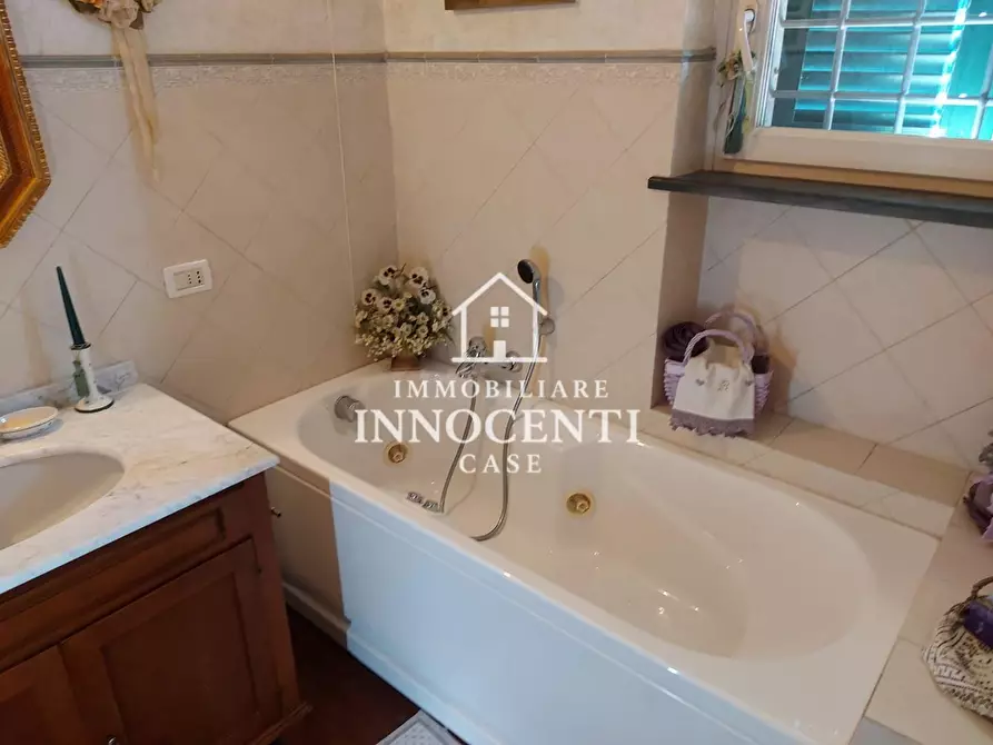 Immagine 22 di Villa in vendita  a Massa