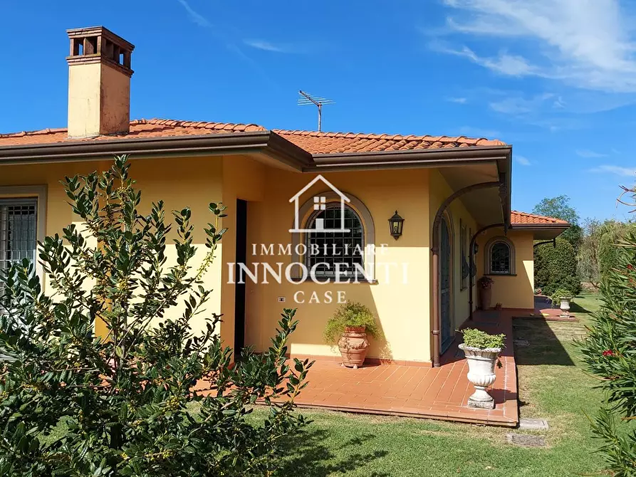Immagine 3 di Villa in vendita  a Massa