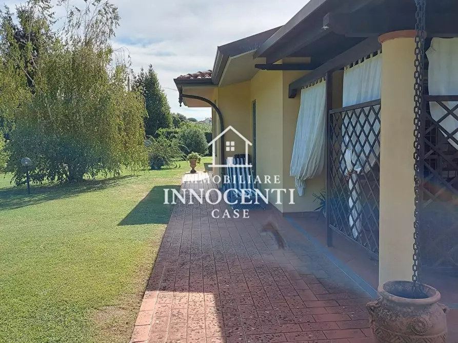 Immagine 6 di Villa in vendita  a Massa