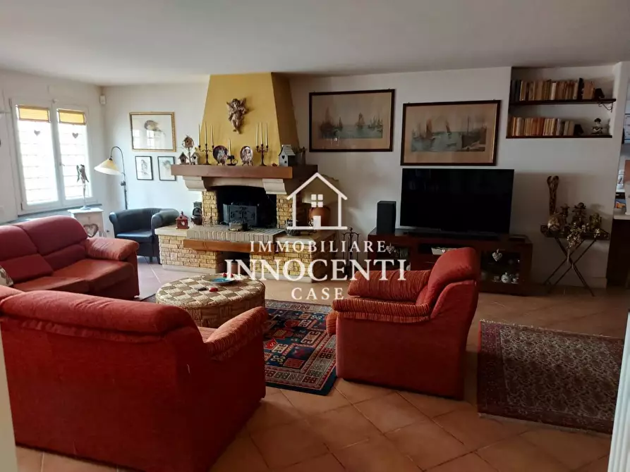 Immagine 45 di Villa in vendita  a Massa