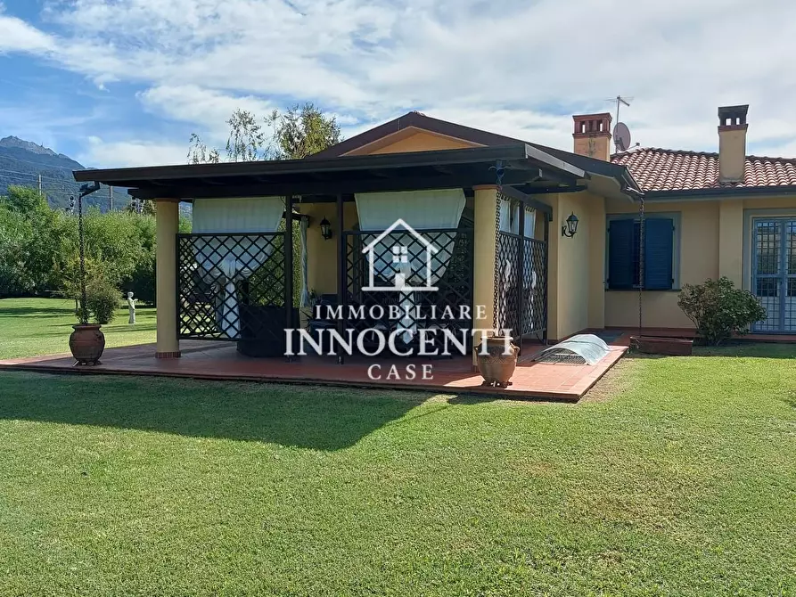 Immagine 2 di Villa in vendita  a Massa