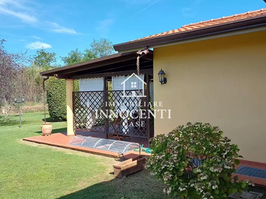 Immagine 13 di Villa in vendita  a Massa