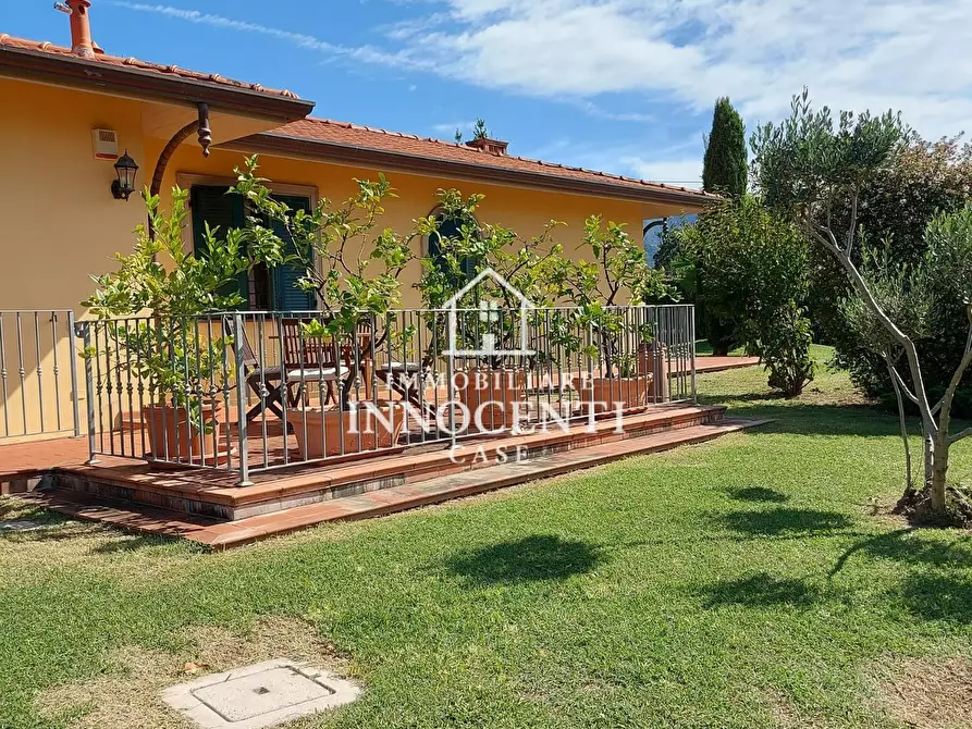 Immagine 10 di Villa in vendita  a Massa