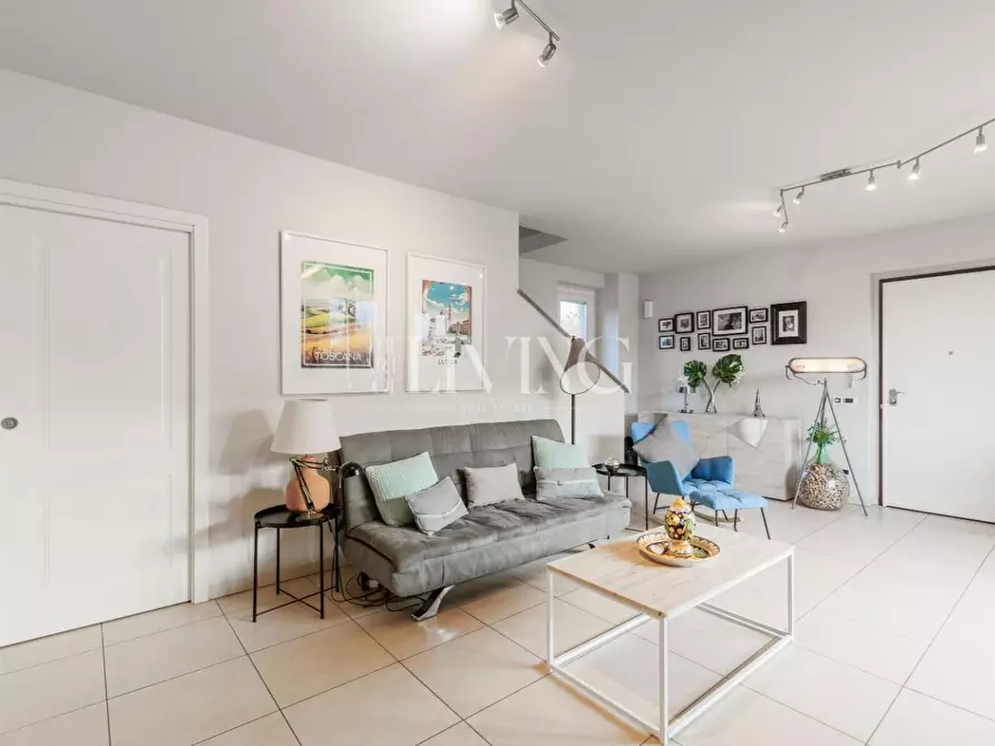 Immagine 3 di Villa in vendita  a Lucca