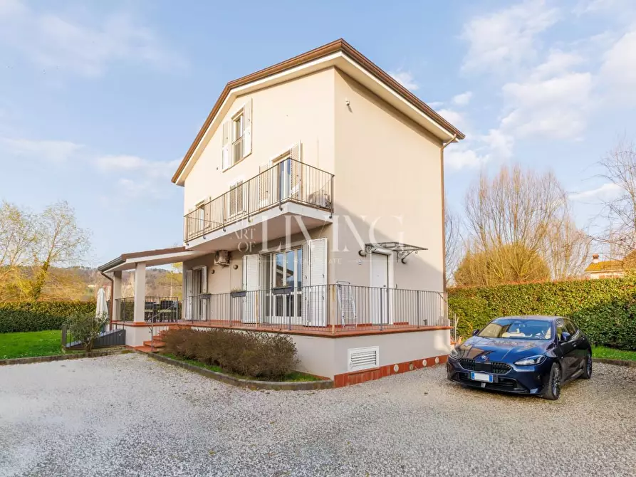 Immagine 1 di Villa in vendita  a Lucca