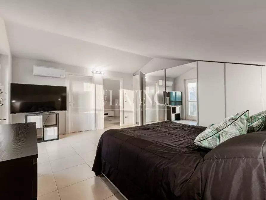 Immagine 21 di Villa in vendita  a Lucca