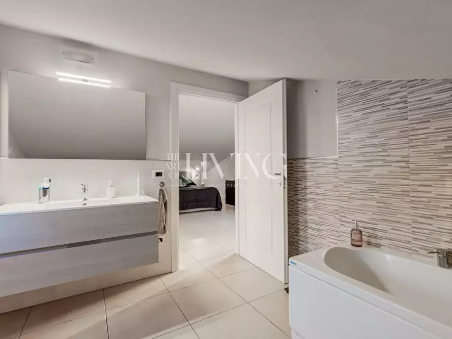 Immagine 23 di Villa in vendita  a Lucca