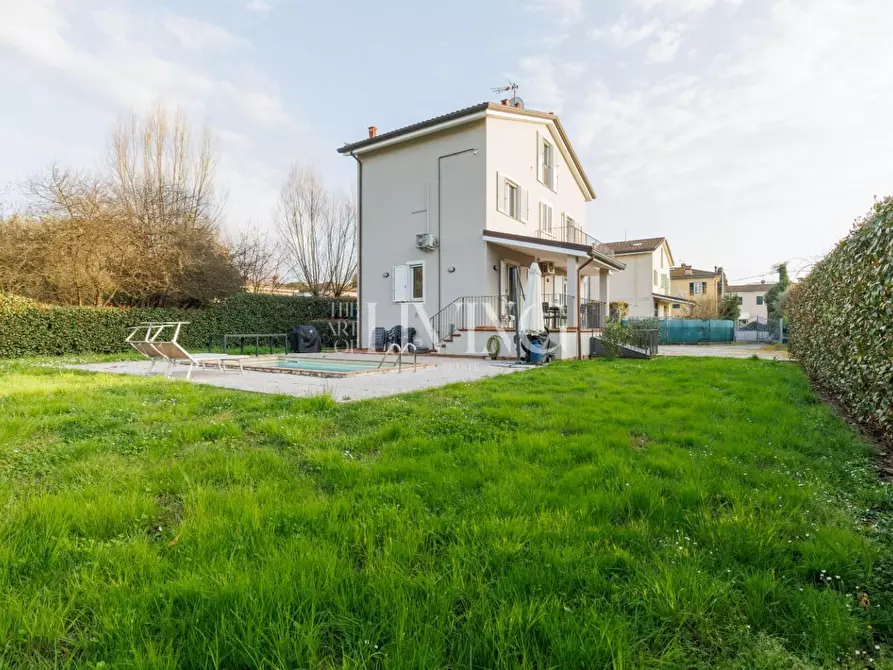 Immagine 34 di Villa in vendita  a Lucca