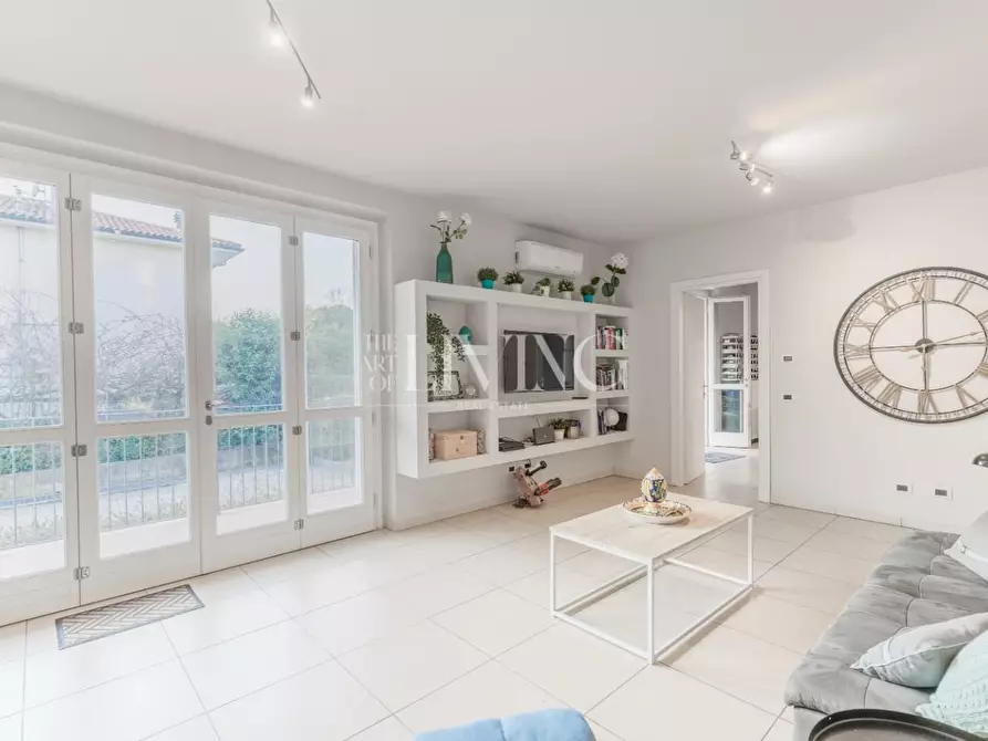 Immagine 4 di Villa in vendita  a Lucca