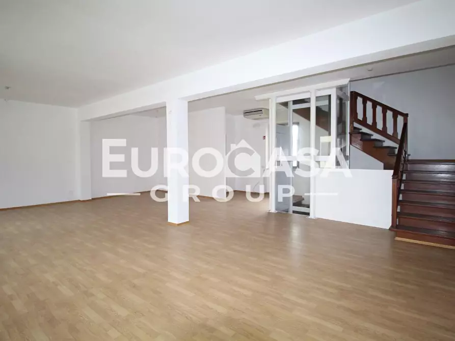 Immagine 15 di Locale commerciale in affitto  a Lucca