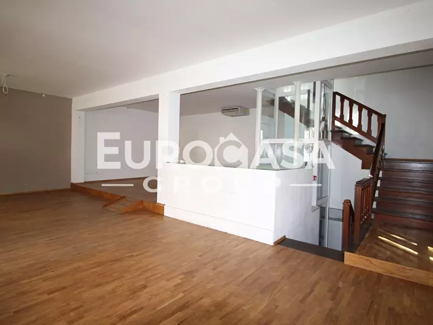 Immagine 3 di Locale commerciale in affitto  a Lucca