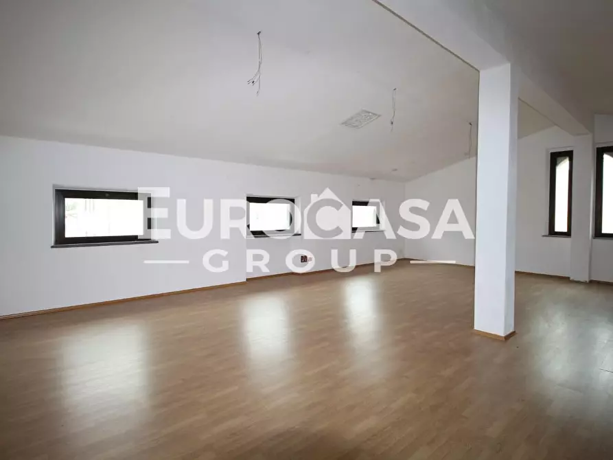 Immagine 24 di Locale commerciale in affitto  a Lucca