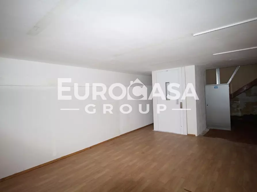 Immagine 11 di Locale commerciale in affitto  a Lucca