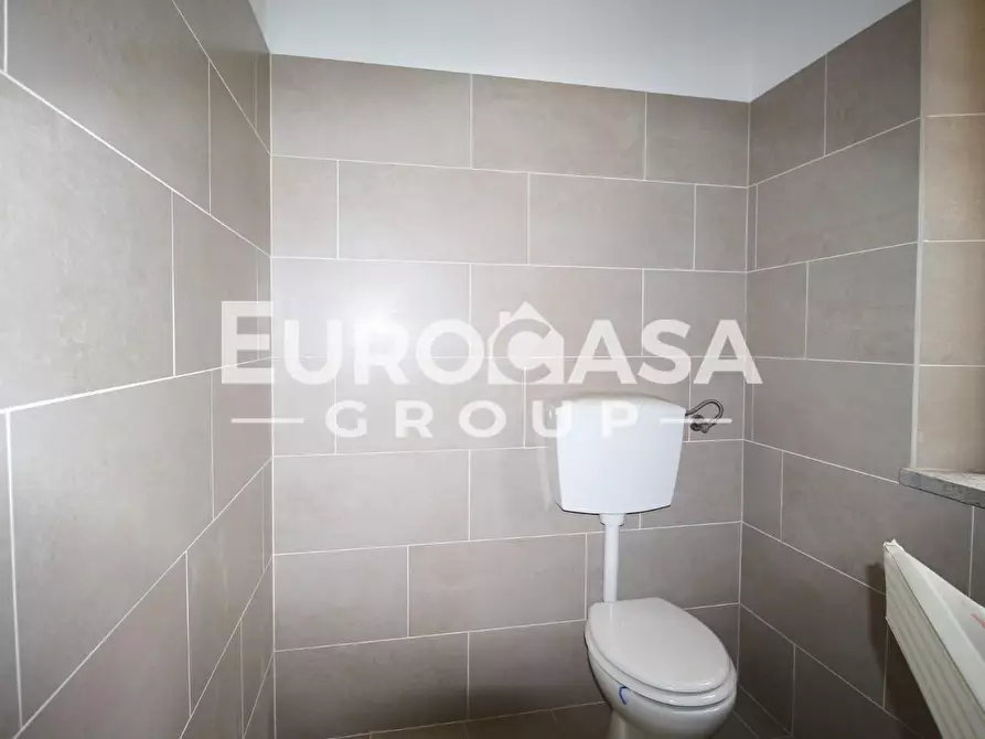 Immagine 19 di Locale commerciale in affitto  a Lucca