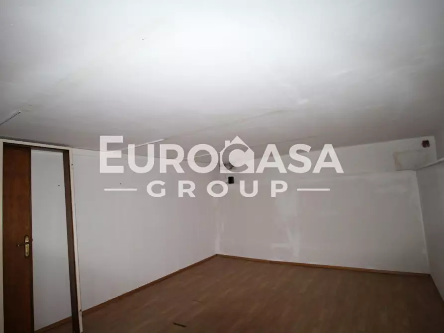 Immagine 9 di Locale commerciale in affitto  a Lucca