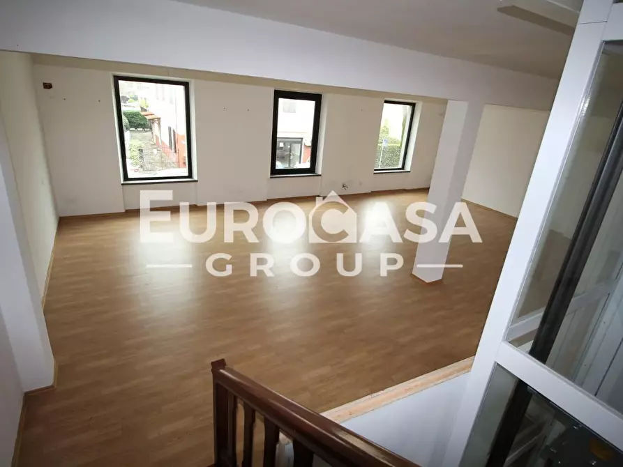 Immagine 2 di Locale commerciale in affitto  a Lucca