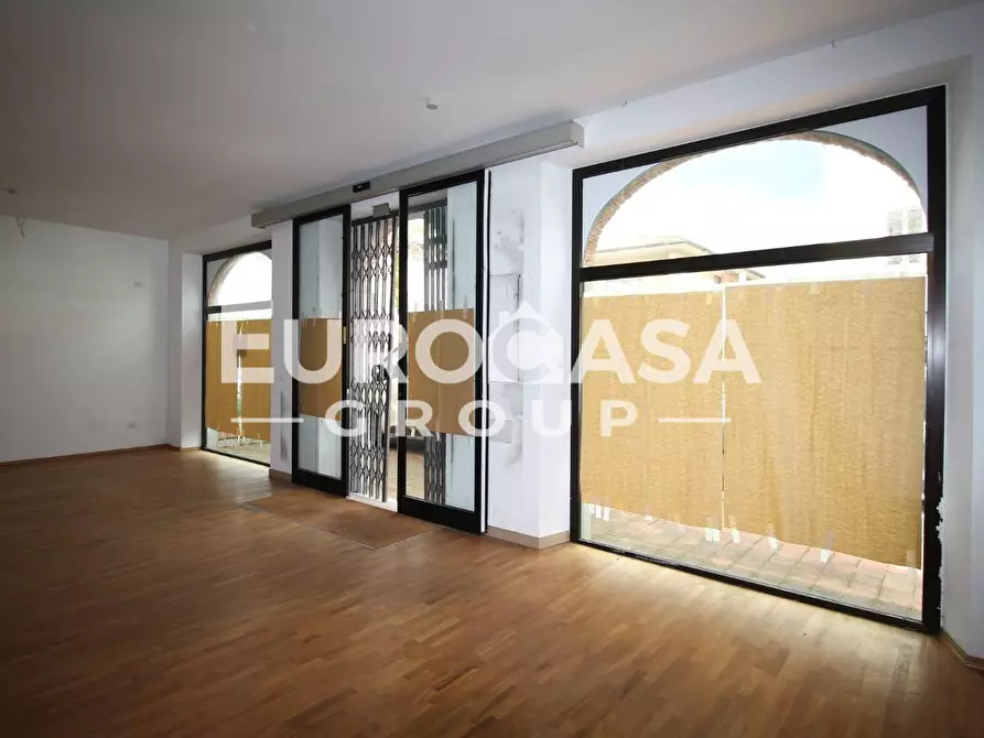 Immagine 6 di Locale commerciale in affitto  a Lucca