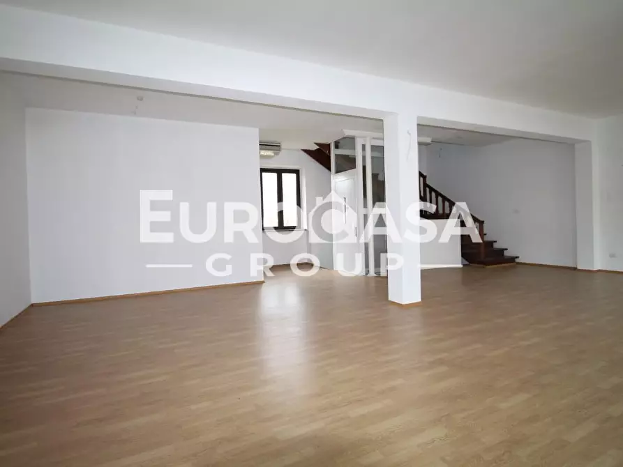 Immagine 17 di Locale commerciale in affitto  a Lucca