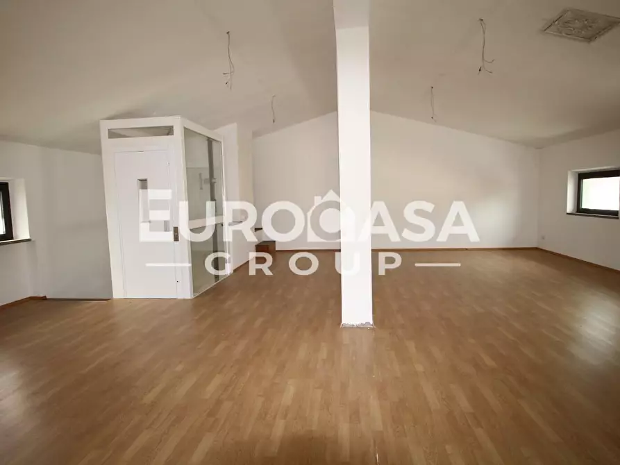 Immagine 21 di Locale commerciale in affitto  a Lucca