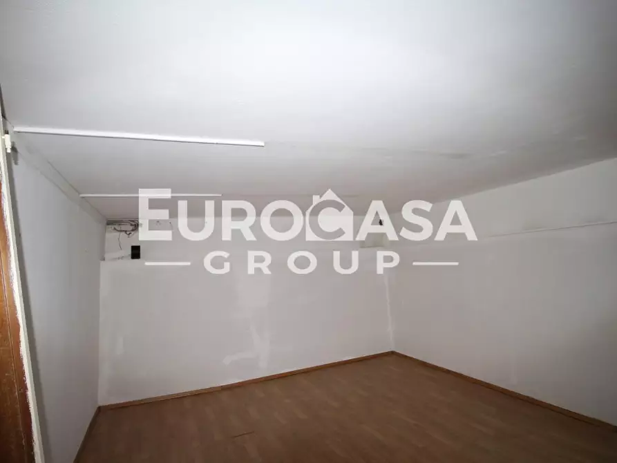 Immagine 10 di Locale commerciale in affitto  a Lucca