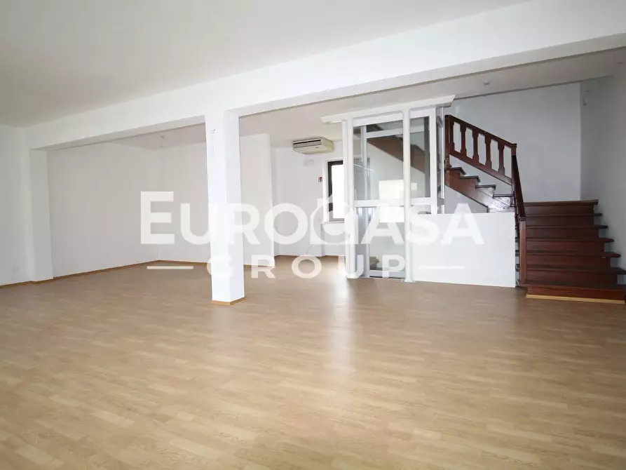 Immagine 16 di Locale commerciale in affitto  a Lucca