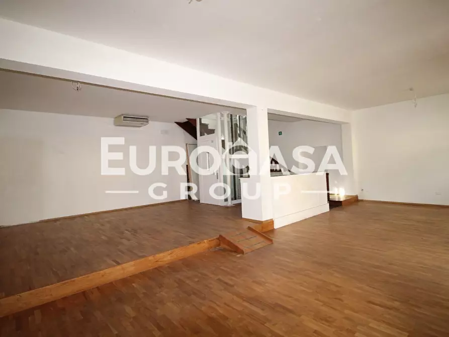 Immagine 5 di Locale commerciale in affitto  a Lucca