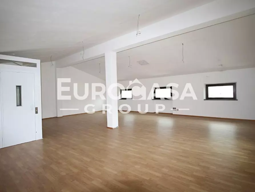 Immagine 20 di Locale commerciale in affitto  a Lucca