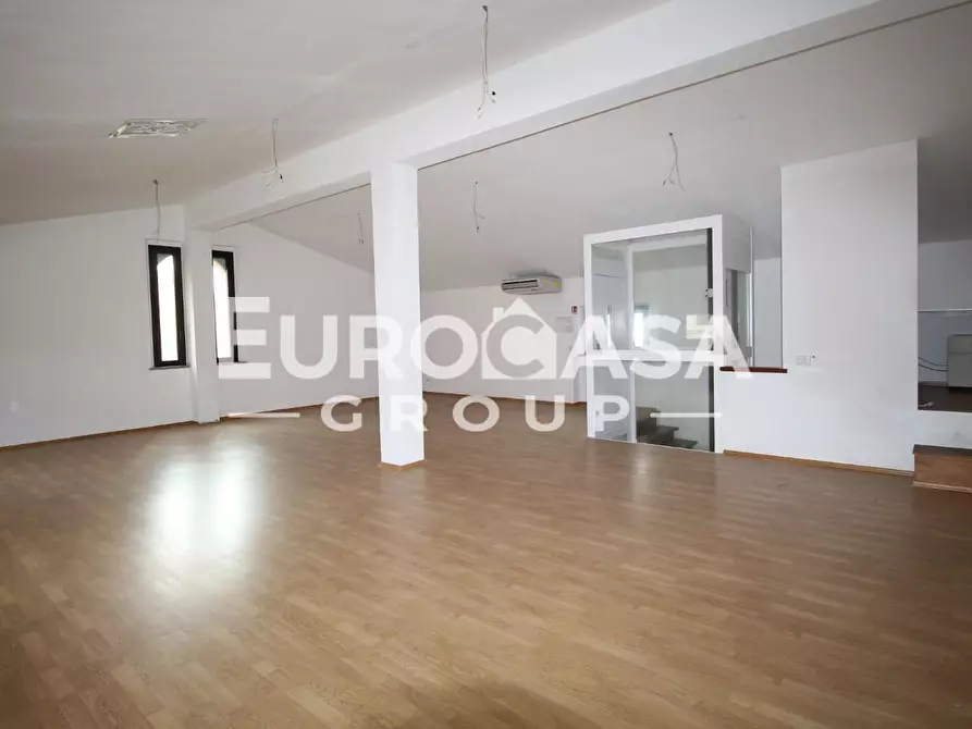 Immagine 23 di Locale commerciale in affitto  a Lucca