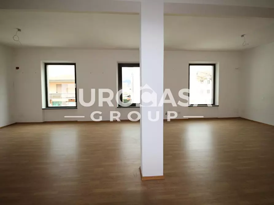 Immagine 14 di Locale commerciale in affitto  a Lucca